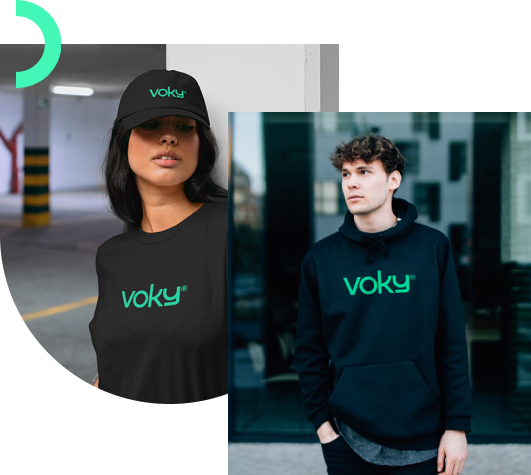 Tv&aring; modeller: En kvinna i en svart keps och en svart T-shirt med "Voky" tryckt p&aring; b&aring;da plaggen. En man i en hoodie med "Voky" tryckt p&aring; br&ouml;stet.