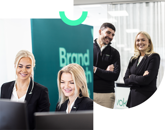 Fyra Voky-anst&auml;llda. Tv&aring; st&aring;r fokuserade vid en dator, medan tv&aring; andra ler och har armarna i kors.